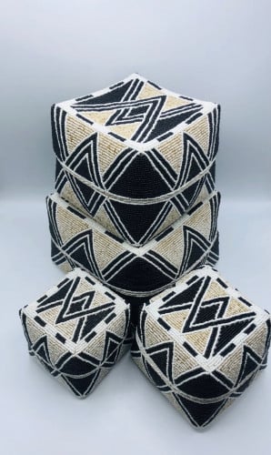 صناديق من الخوص الطبيعي مزينة بالخرز مكونه من 4 صناديق بداخل بعضها بغطاء لكل صندوق (20سم،16سم،13سم،10سم)