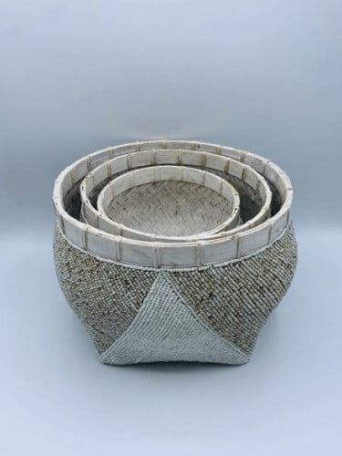 أحواض زراعية من الخوص مزينة بالخرز (لون بيج وأبيض)