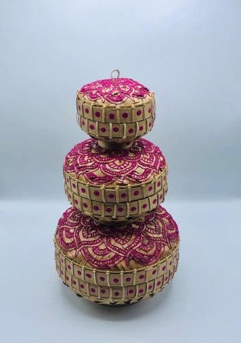 3 صناديق صغيرة الحجم ( 20سم  ، 15سم ، 10سم ) بداخل بعضها مع غطاء لكل صندوق.