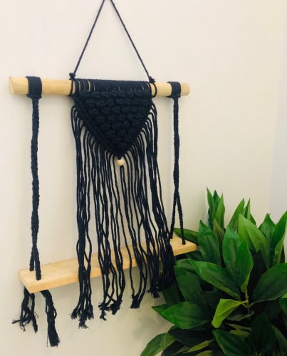 تعليقة جدارية باللون الأسود