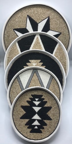 طقم مشكل مكون من 5 ألواح من الخوص الطبيعي مزين بالخرز (45سم،40سم،35سم،30سم،25سم)