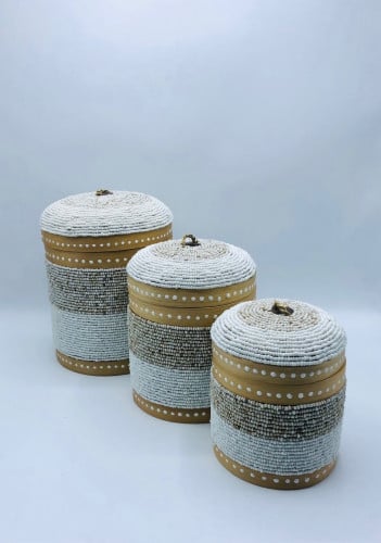 3 علب مع بعضها آسطوانية الشكل من الخوص مزينة بالخرز ( 18سم، 15سم، 11سم)