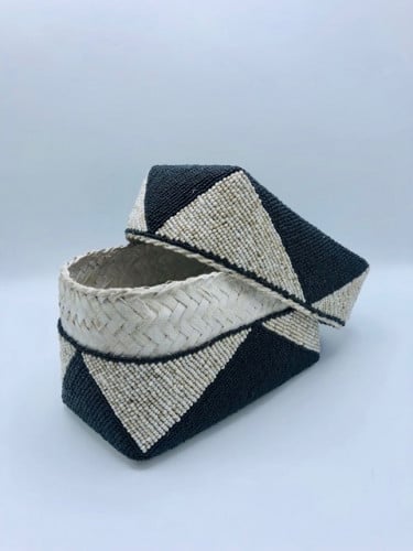 صندوق من الخوص مزين بالخرز لون بيج مع أسود  (18x10سم)