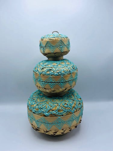 3 صناديق صغيرة  الحجم ( 20سم  ، 15سم ، 10سم ) بداخل بعضها مع غطاء لكل صندوق مع رسم مثلثات في الأطراف