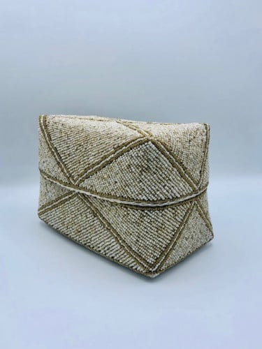 صندوق من الخوص مزين بالخرز لون بيج مع ذهبي (18x10سم)