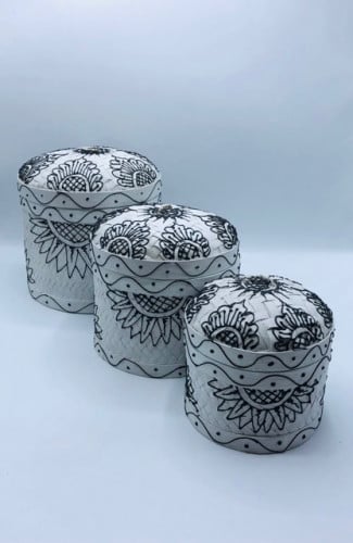 3 علب مع بعضها إسطوانية الشكل من الخوص لون أبيض مرسوم بالأسود ( 18سم، 15سم، 11سم)