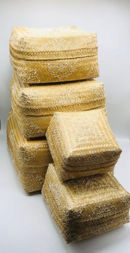 طقم مكون من 5 صناديق بداخل بعضها مع غطاء لكل صندوق مرسومه باليد (38سم، 34سم، 29سم، 25سم، 22سم)