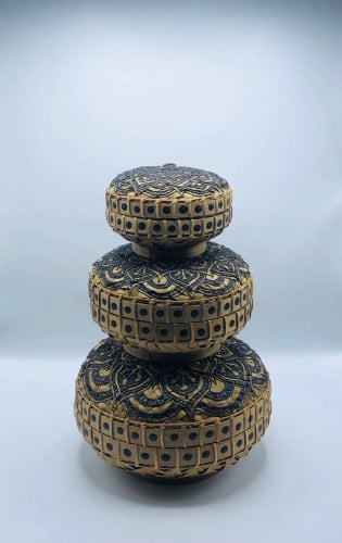 3 صناديق متوسطة الحجم ( 25سم  ، 20سم ، 15سم ) بداخل بعضها مع غطاء لكل صندوق مع رسم نقط في الأطراف