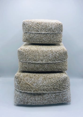 صناديق من الخوص الطبيعي مزينة بالخرز مكونه من 3 صناديق بداخل بعضها بغطاء لكل صندوق (25سم،20سم،16سم)