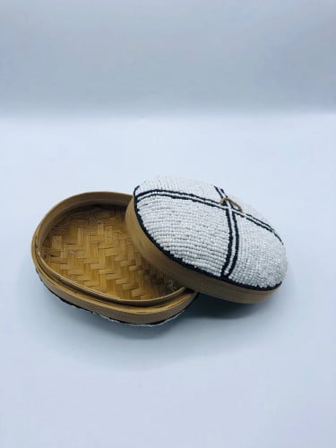 علبة صغيرة من الخوص (8 سم) مزينة بالخرز