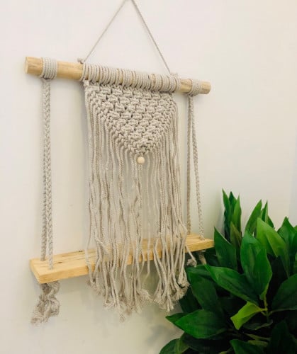 تعليقة جدارية باللون الرمادي