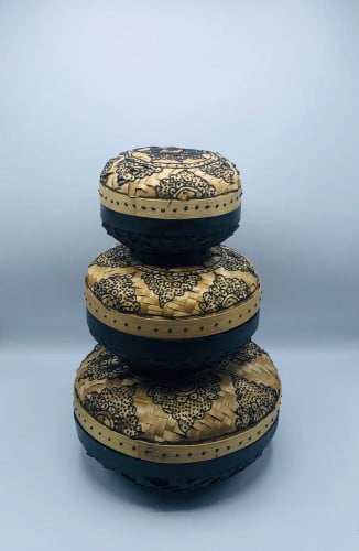 3 صناديق متوسطة الحجم ( 25سم  ، 20سم ، 15سم ) بداخل بعضها مع غطاء لكل صندوق