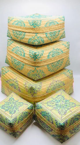 طقم مكون من 5 صناديق بداخل بعضها مع غطاء لكل صندوق مرسومه باليد (38سم، 34سم، 29سم، 25سم، 22سم)