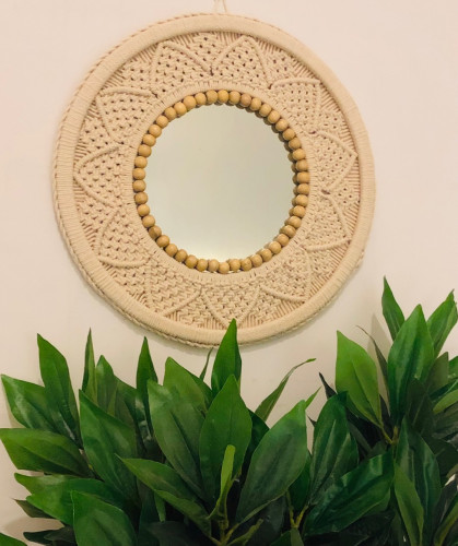 تعليقة جدارية مع مرايا مزينة بزينة باللون البيج ( 40سم )