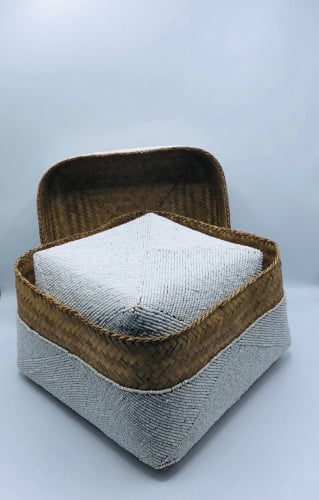 صناديق من الخوص الطبيعي مزينة بالخرز مكونه من 5 صناديق بداخل بعضها بغطاء لكل صندوق (25سم،20سم،16سم،13سم،10سم)