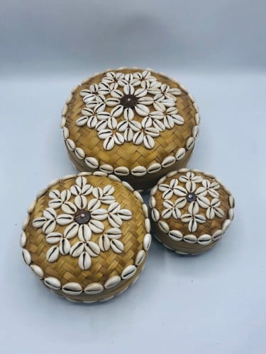 3 علب دائرية من الخوص مع غطاء مزينة بالقواقع (20سم ، 15سم ، 10سم)