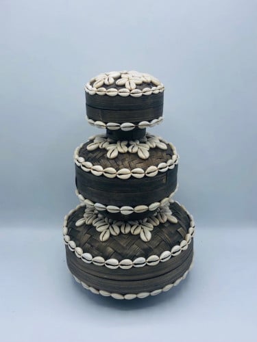 3 علب دائرية من الخوص مع غطاء مزينة بالقواقع (20سم ، 15سم ، 10سم)