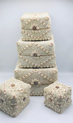 صناديق من الخوص الطبيعي مزينة بالخرز مكونه من 5 صناديق بداخل بعضها بغطاء لكل صندوق (25سم،20سم،16سم،13سم،10سم)