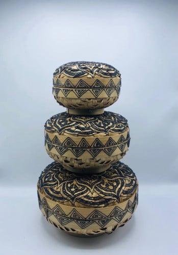 3 صناديق متوسطة الحجم ( 25سم  ، 20سم ، 15سم ) بداخل بعضها مع غطاء لكل صندوق