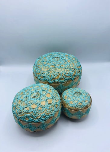 3 صناديق متوسطة الحجم ( 25سم  ، 20سم ، 15سم ) بداخل بعضها مع غطاء لكل صندوق (الأطراف مثلثات)