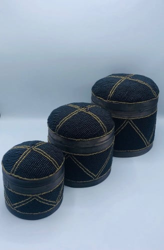 3 علب إسطوانية بداخل بعضها مع غطاء مزينة بالخرز  (18سم، 15سم، 11سم)