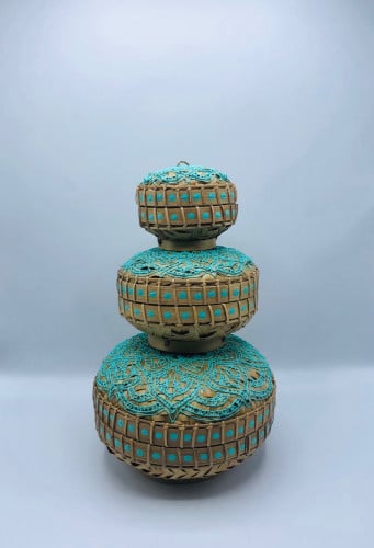 3 صناديق صغيرة  الحجم ( 20سم  ، 15سم ، 10سم ) بداخل بعضها مع غطاء لكل صندوق مع رسم نقط في الأطراف