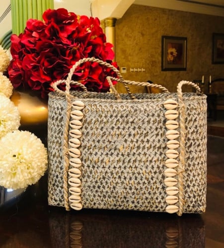 حقيبة من الخوص الطبيعي مزينة بالقواقع