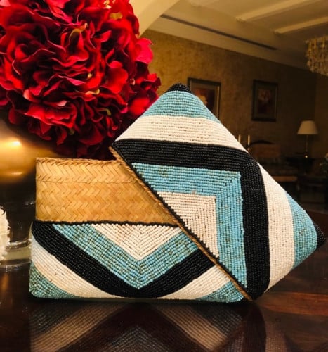 حقيبة من الخوص الطبيعي مزينة بالخرز