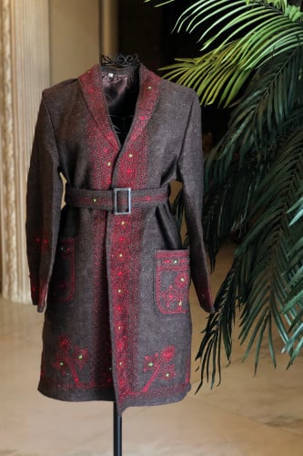 سترة (جاكيت) من الصوف لون رمادي غامق مصنوع يدوياً