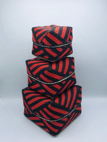 صناديق من الخوص الطبيعي مزينة بالخرز مكونه من 3 صناديق بداخل بعضها بغطاء لكل صندوق (20سم،16سم،13سم)