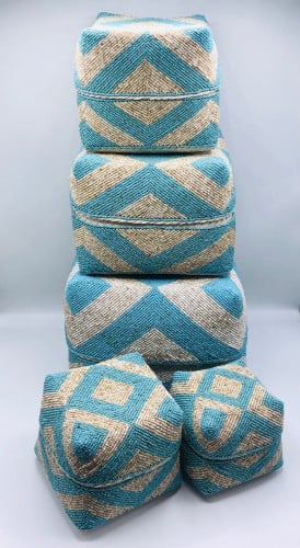 صناديق من الخوص الطبيعي مزينة بالخرز مكونه من 5 صناديق بداخل بعضها بغطاء لكل صندوق (25سم،20سم،16سم،13سم،10سم)