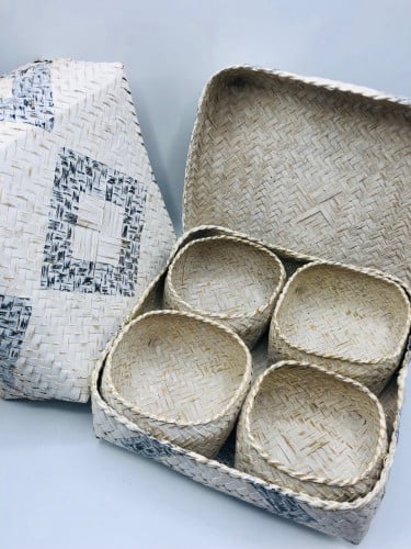 صندوق حجم 25سم لون أبيض مرسوم عليه مكعبات بالرمادي