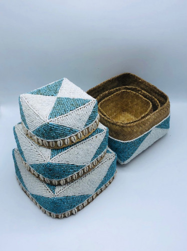 صناديق من الخوص الطبيعي مزينة بالخرز مكونه من 3 صناديق بداخل بعضها بغطاء لكل صندوق (20سم،16سم،13سم)