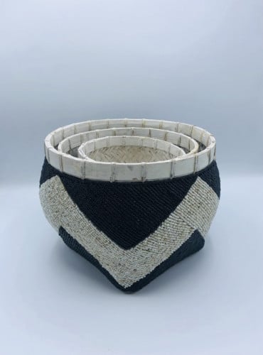 أحواض زراعية من الخوص مزينة بالخرز (لون بيج وأسود)