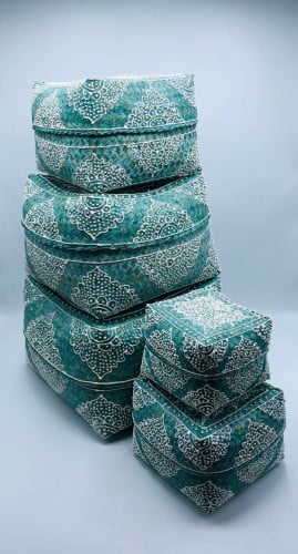 طقم مكون من 5 صناديق بداخل بعضها مع غطاء لكل صندوق مرسومه باليد (25سم، 20سم, 16سم، 13سم، 10سم)