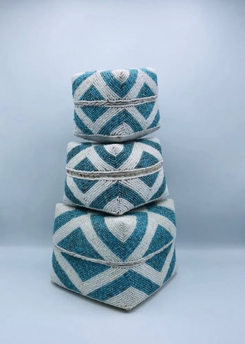 صناديق من الخوص الطبيعي مزينة بالخرز مكونه من 3 صناديق بداخل بعضها بغطاء لكل صندوق (20سم،16سم،13سم)