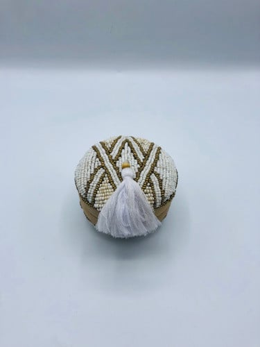 علبة صغيرة من الخوص (5 سم) مزينة بالخرز