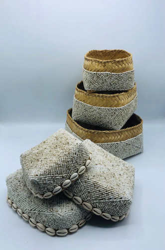 صناديق من الخوص الطبيعي مزينة بالخرز مكونه من 3 صناديق بداخل بعضها بغطاء لكل صندوق (20سم،16سم،13سم)