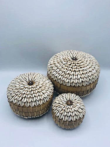 3 علب دائرية من الخوص مع غطاء مزينة بالقواقع (20سم ، 15سم ، 10سم)
