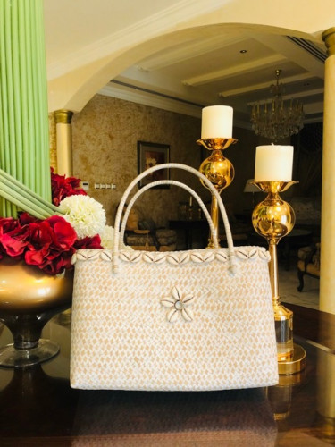 حقيبة من الخوص مزينة بالقواقع