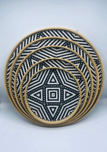 طقم مكون من 5 ألواح من الخوص الطبيعي مزين بالخرز (45سم،40سم،35سم،30سم،25سم)