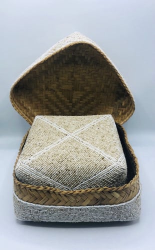 صناديق من الخوص الطبيعي مزينة بالخرز مكونه من 3 صناديق بداخل بعضها بغطاء لكل صندوق (25سم،20سم،16سم)