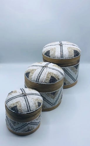 3 علب إسطوانية بداخل بعضها مع غطاء مزينة بالخرز  (18سم، 15سم، 11سم)