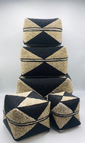 صناديق من الخوص الطبيعي مزينة بالخرز مكونه من 5 صناديق بداخل بعضها بغطاء لكل صندوق (25سم،20سم،16سم،13سم،10سم)