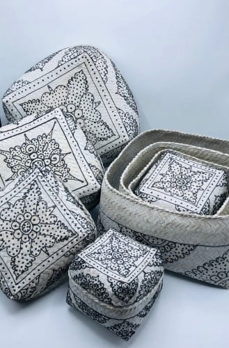 طقم مكون من 5 صناديق بداخل بعضها مع غطاء لكل صندوق مرسومه باليد (25سم، 20سم, 16سم، 13سم، 10سم)