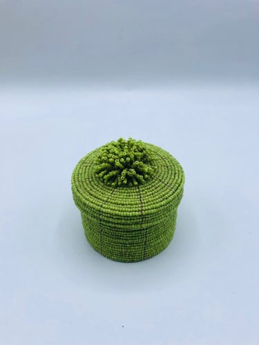 علبة صغيرة من الخوص (3 سم) مزينة بالخرز