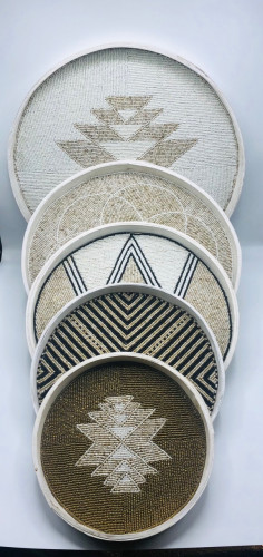 طقم مشكل مكون من 5 ألواح من الخوص الطبيعي مزين بالخرز  (45سم،40سم،35سم،30سم،25سم)