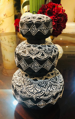 3 صناديق صغيرة  الحجم ( 20سم  ، 15سم ، 10سم ) بداخل بعضها مع غطاء لكل صندوق.