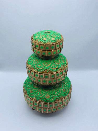 3 صناديق صغيرة  الحجم ( 20سم  ، 15سم ، 10سم ) بداخل بعضها مع غطاء لكل صندوق.