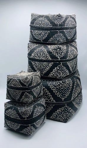 طقم مكون من 5 صناديق بداخل بعضها مع غطاء لكل صندوق مرسومه باليد (25سم، 20سم, 16سم، 13سم، 10سم)